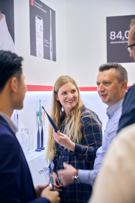  Messefotograf Berlin, Messefotografie Dienstleistungen, Messefotograf Preise Berlin, Messestand Fotografie, Messefotografie, Messegesellschaften, Professioneller Messefotograf Berlin, Messestand Dokumentation, Messefotograf, Messeauftritte, Messefotografie, Messestandgestaltung, Messefotograf, Messeimpressionen, Produktfotografie auf Messen, Messefotograf, Messeevents, Messefotografie, Messebesucher, Messefotografie, Berliner Messehallen, Messefotografie, Firmenauftritt, Messefotograf, Messestände in Berlin, Messefotografie, Fachmessen Berlin, Messefotografie, Ausstellerportfolios, Messefotografie, Messekatalogbilder, Messefotograf Berliner Messekalender