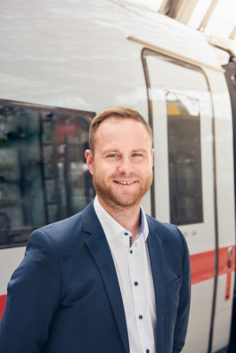  Portrait, Businesspoarteit, Berlin, Hauptbahnhof, Bahn, Advantech, Mensch, Gruppe, Modern, Anzug, Moabit, Mitte, Charlottenburg, Tiergarthen, Prenzlauer Berg, Neukölln, Kreuzberg, Lichtenberg, Wedding, U-Bahn, S-Bahn