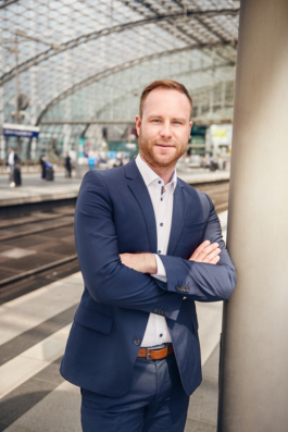  Portrait, Businesspoarteit, Berlin, Hauptbahnhof, Bahn, Advantech, Mensch, Gruppe, Modern, Anzug, Moabit, Mitte, Charlottenburg, Tiergarthen, Prenzlauer Berg, Neukölln, Kreuzberg, Lichtenberg, Wedding, U-Bahn, S-Bahn